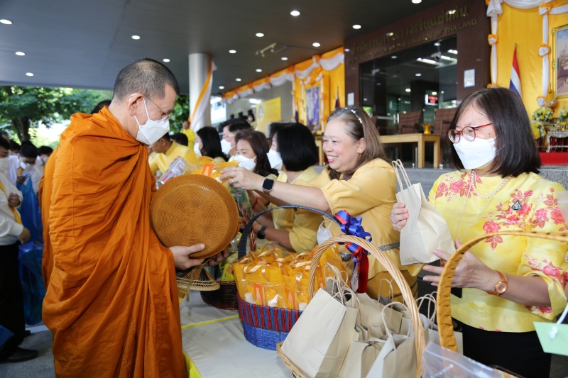 พิธีเจริญพระพุทธมนต์และทำบุญตักบาตร 