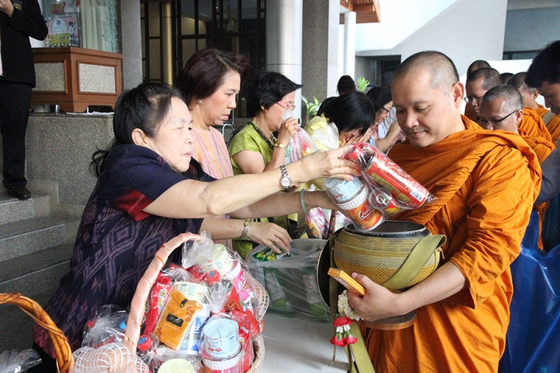 ตักบาตร