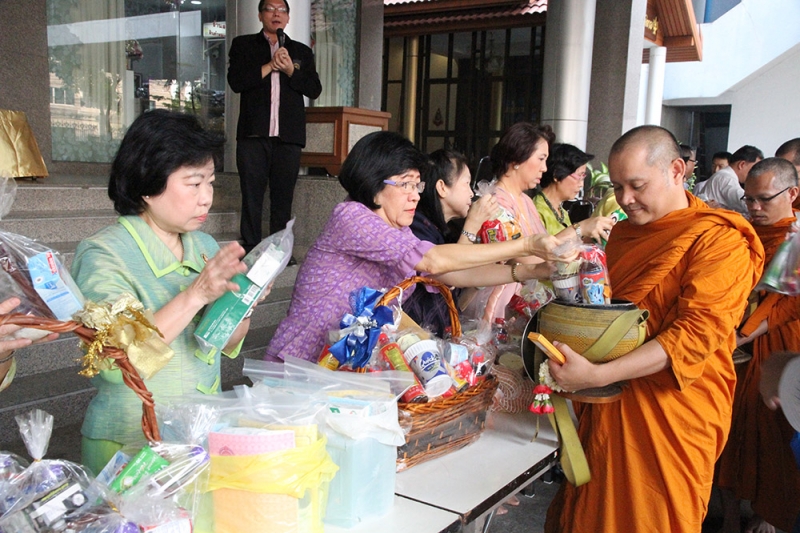 ตักบาตร