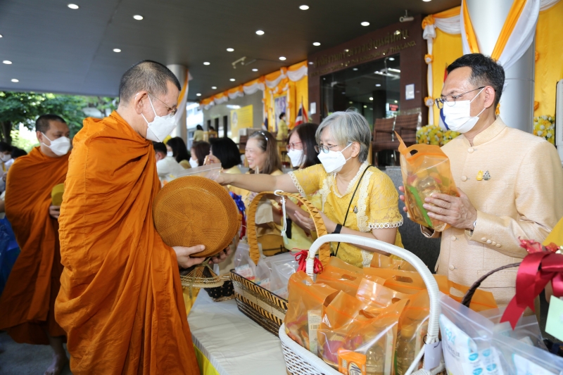 พิธีเจริญพระพุทธมนต์และทำบุญตักบาตร 