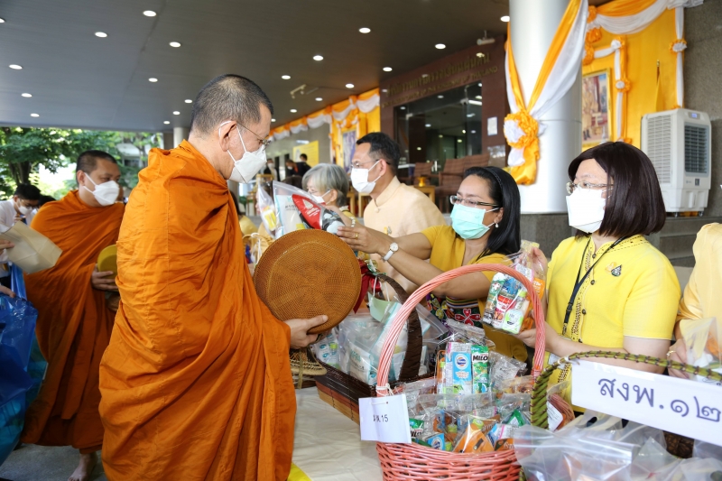 พิธีเจริญพระพุทธมนต์และทำบุญตักบาตร 
