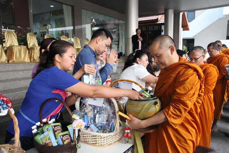 ตักบาตร