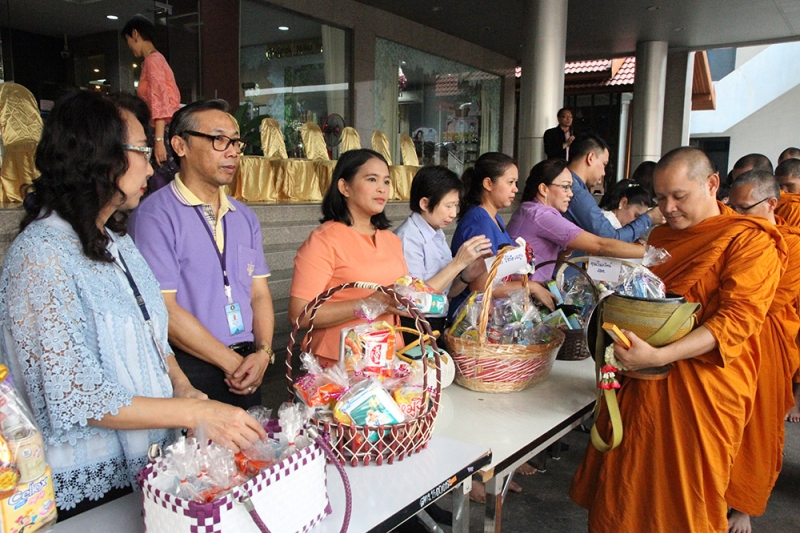 ตักบาตร