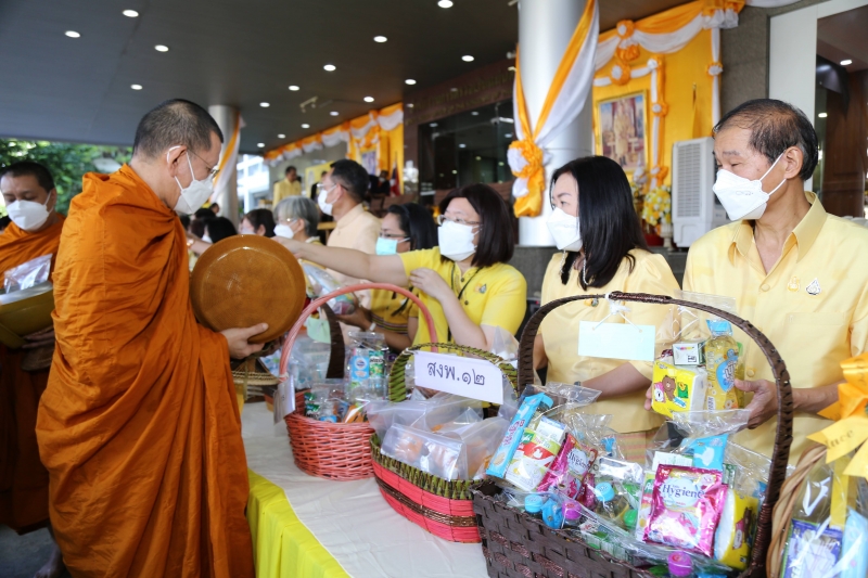 พิธีเจริญพระพุทธมนต์และทำบุญตักบาตร 