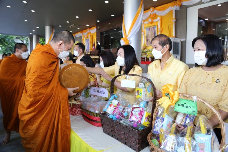พิธีเจริญพระพุทธมนต์และทำบุญตักบาตร 