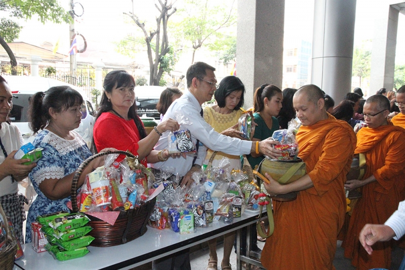 ตักบาตร