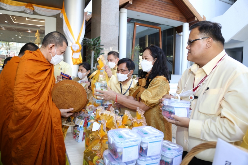 พิธีเจริญพระพุทธมนต์และทำบุญตักบาตร 