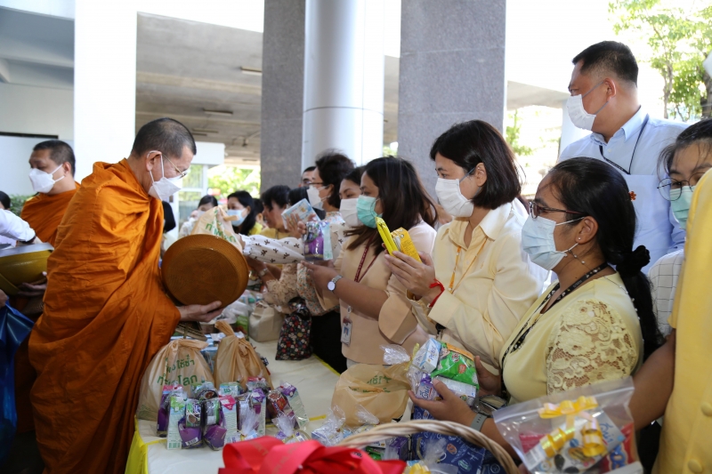 พิธีเจริญพระพุทธมนต์และทำบุญตักบาตร 