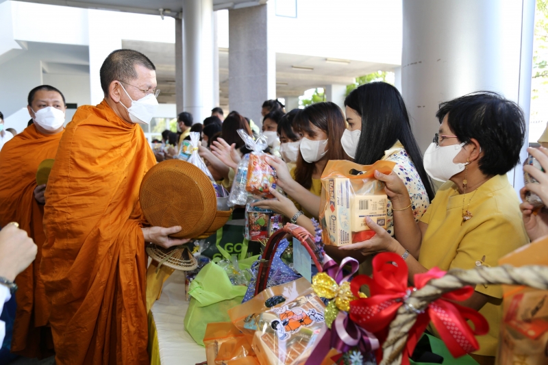พิธีเจริญพระพุทธมนต์และทำบุญตักบาตร 