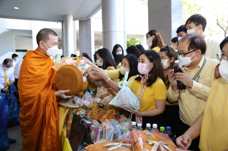 พิธีเจริญพระพุทธมนต์และทำบุญตักบาตร 