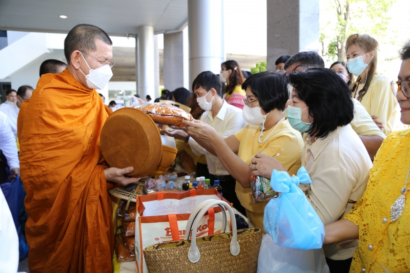 พิธีเจริญพระพุทธมนต์และทำบุญตักบาตร 