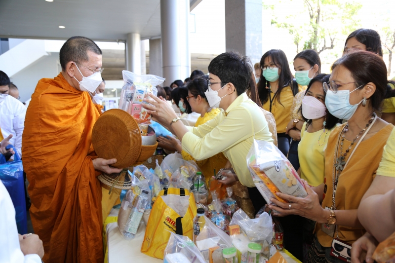 พิธีเจริญพระพุทธมนต์และทำบุญตักบาตร 