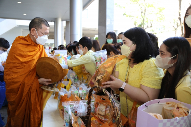 พิธีเจริญพระพุทธมนต์และทำบุญตักบาตร 