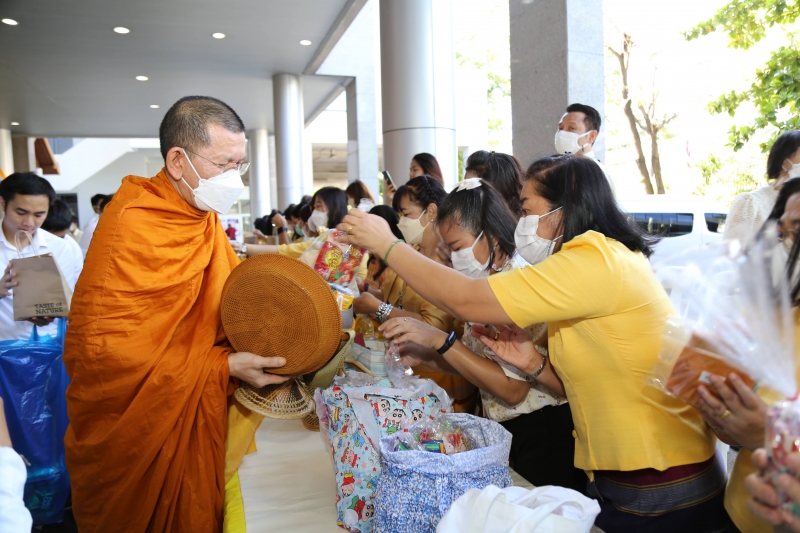 พิธีเจริญพระพุทธมนต์และทำบุญตักบาตร 
