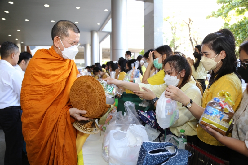 พิธีเจริญพระพุทธมนต์และทำบุญตักบาตร 