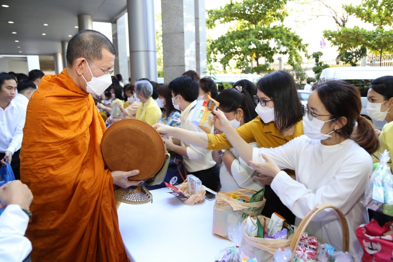 พิธีเจริญพระพุทธมนต์และทำบุญตักบาตร 
