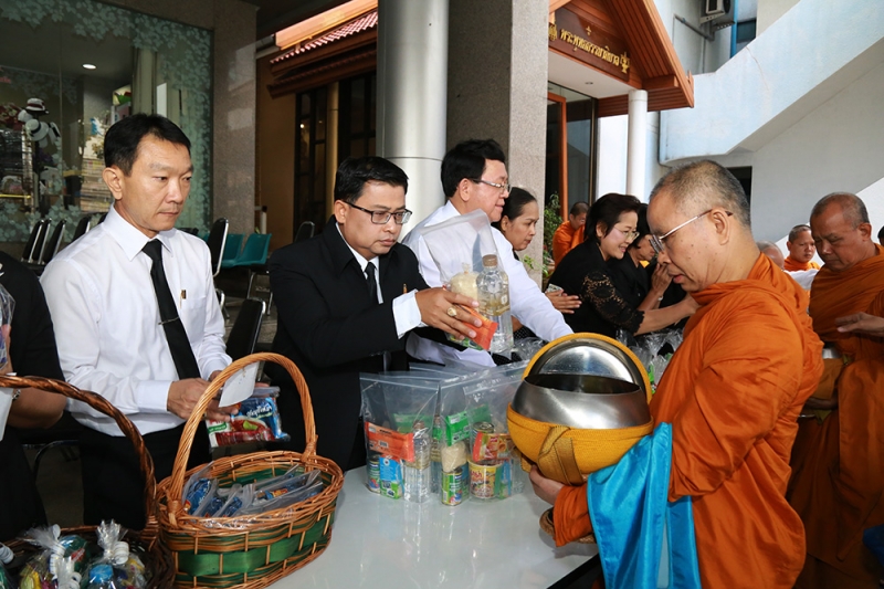 ร่วมทำบุญตักบาตรข้าวสารอาหารแห้ง