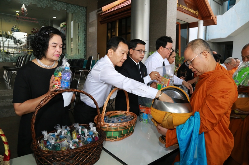 ร่วมทำบุญตักบาตรข้าวสารอาหารแห้ง