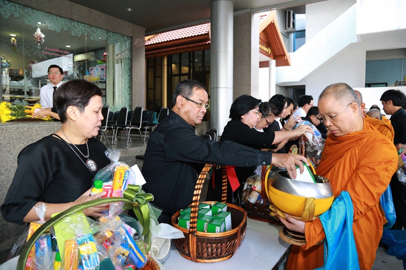 ร่วมทำบุญตักบาตรข้าวสารอาหารแห้ง