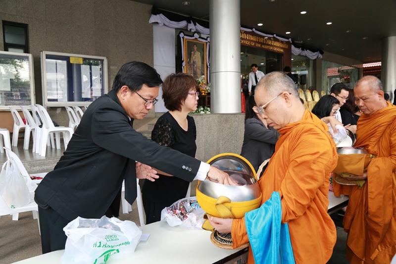 ร่วมทำบุญตักบาตรข้าวสารอาหารแห้ง