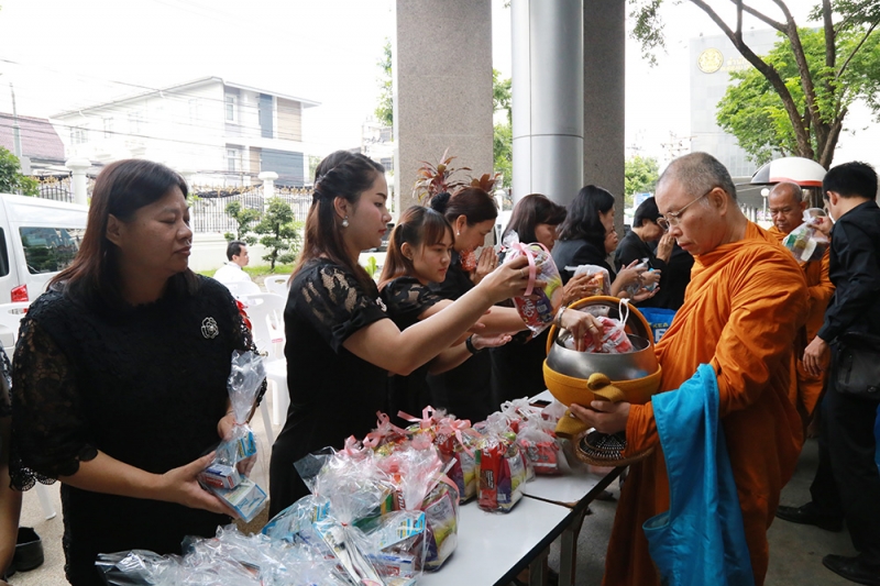 ร่วมทำบุญตักบาตรข้าวสารอาหารแห้ง