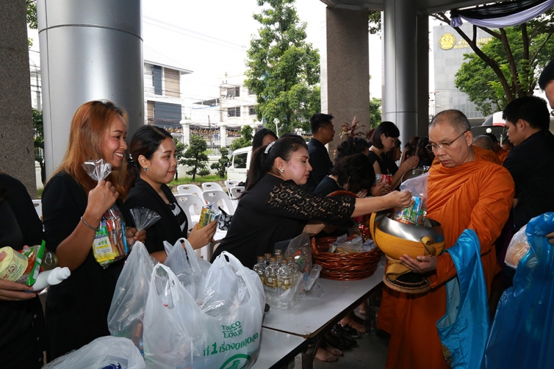 ร่วมทำบุญตักบาตรข้าวสารอาหารแห้ง