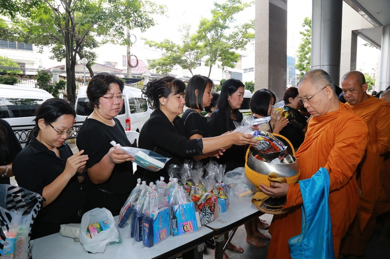 ร่วมทำบุญตักบาตรข้าวสารอาหารแห้ง