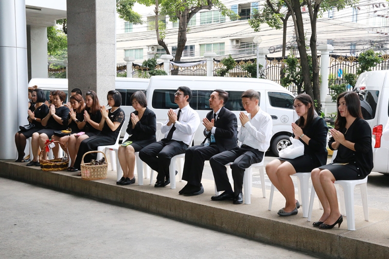 ร่วมทำบุญตักบาตรข้าวสารอาหารแห้ง