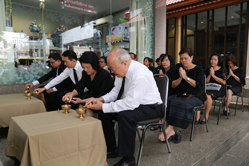 ร่วมทำบุญตักบาตรข้าวสารอาหารแห้ง