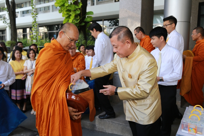 พิธีบำเพ็ญกุศลพระพุทธมนต์และทำบุญตักบาตร เพื่อน้อมอุทิศถวายเป็นพระราชกุศลแด่พระบาทสมเด็จพระปรมินทรมหาภูมิพลอดุลยเดช บรมนาถบพิตร 