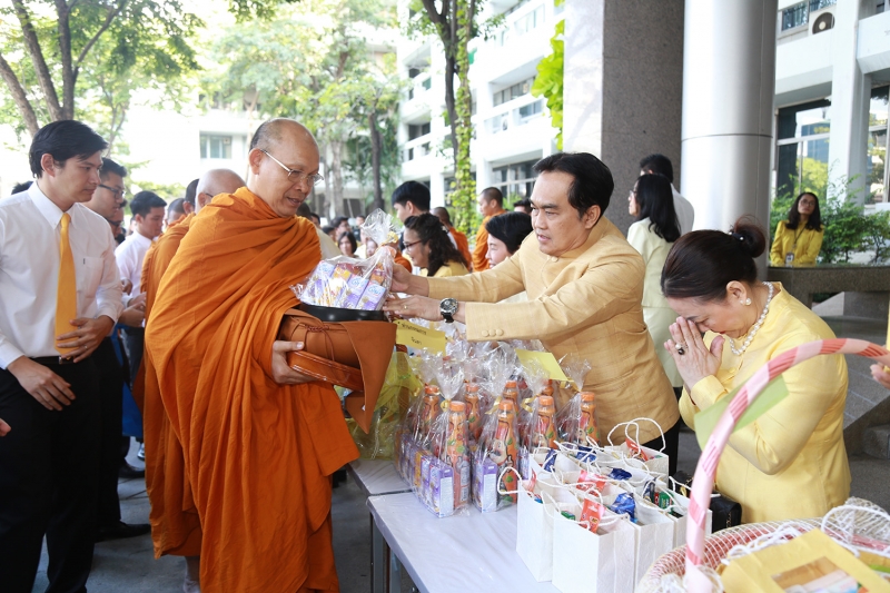 พิธีบำเพ็ญกุศลพระพุทธมนต์และทำบุญตักบาตร เพื่อน้อมอุทิศถวายเป็นพระราชกุศลแด่พระบาทสมเด็จพระปรมินทรมหาภูมิพลอดุลยเดช บรมนาถบพิตร 