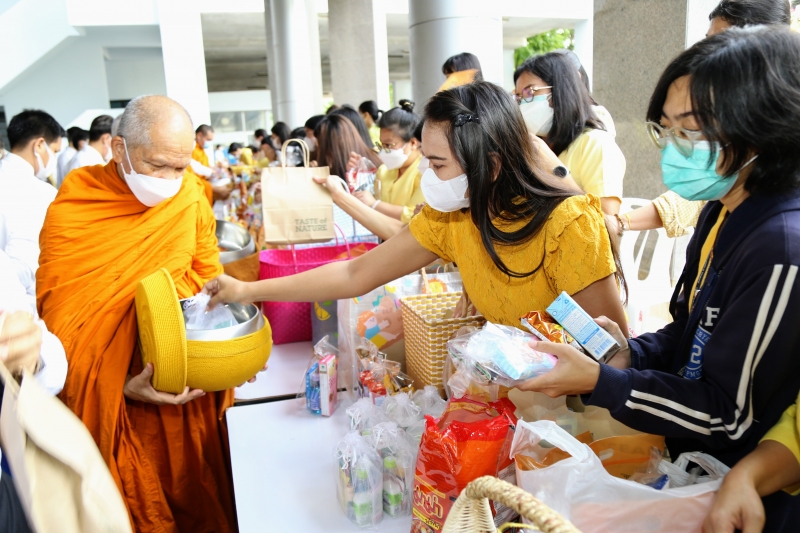 พิธีทำบุญตักบาตรข้าวสารอาหารแห้ง คณะสงฆ์จากวัดราชผาติการามวรวิหาร พระอารามหลวง เนื่องในโอกาสวันเฉลิมพระชนมพรรษา 28 กรกฎาคม 2565