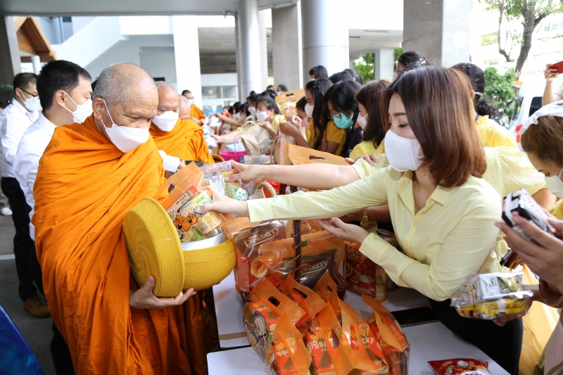 พิธีทำบุญตักบาตรข้าวสารอาหารแห้ง คณะสงฆ์จากวัดราชผาติการามวรวิหาร พระอารามหลวง เนื่องในโอกาสวันเฉลิมพระชนมพรรษา 28 กรกฎาคม 2565