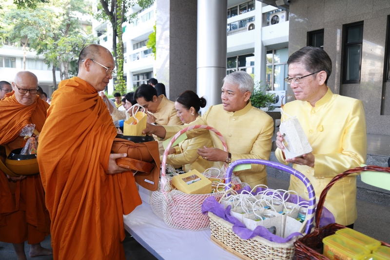 พิธีบำเพ็ญกุศลพระพุทธมนต์และทำบุญตักบาตร เพื่อน้อมอุทิศถวายเป็นพระราชกุศลแด่พระบาทสมเด็จพระปรมินทรมหาภูมิพลอดุลยเดช บรมนาถบพิตร 