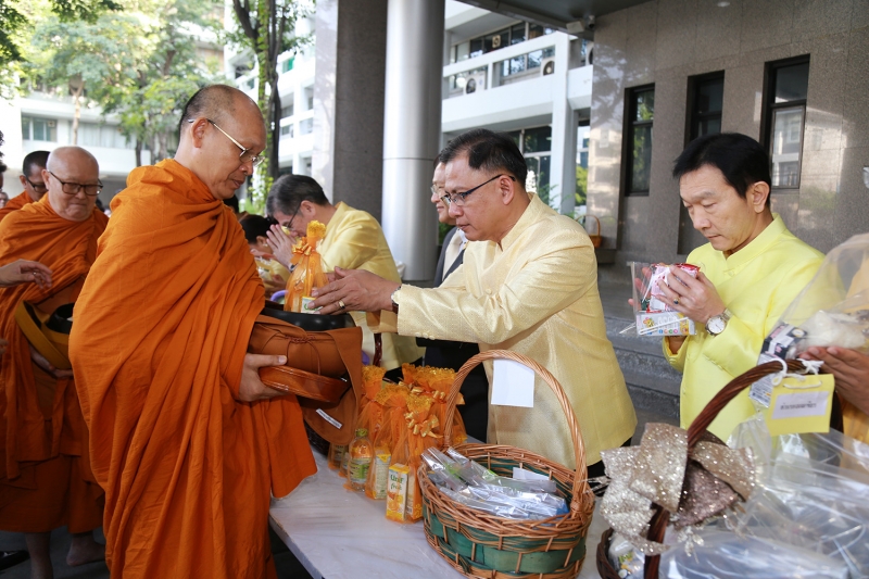 พิธีบำเพ็ญกุศลพระพุทธมนต์และทำบุญตักบาตร เพื่อน้อมอุทิศถวายเป็นพระราชกุศลแด่พระบาทสมเด็จพระปรมินทรมหาภูมิพลอดุลยเดช บรมนาถบพิตร 