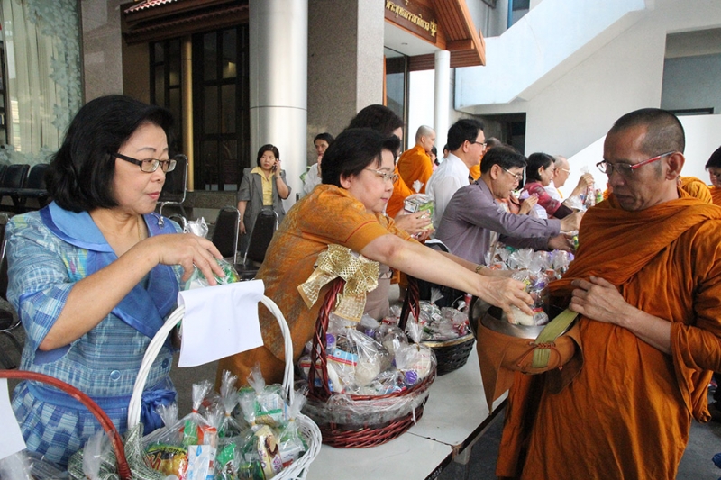 ทำบุญตักบาตรข้าวสารอาหารแห้ง 