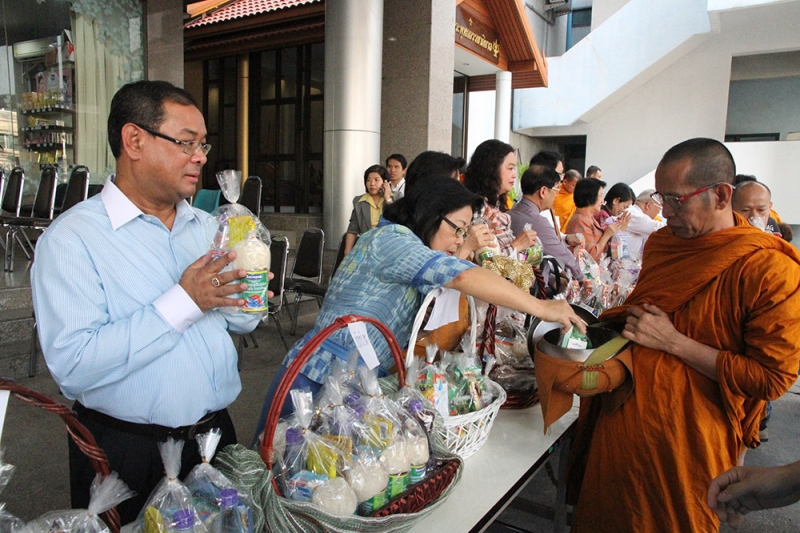 ทำบุญตักบาตรข้าวสารอาหารแห้ง 