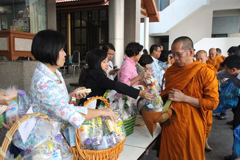 ทำบุญตักบาตรข้าวสารอาหารแห้ง 