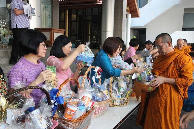 ทำบุญตักบาตรข้าวสารอาหารแห้ง 