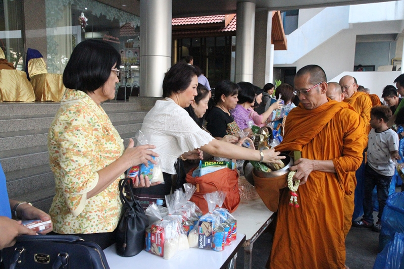 ทำบุญตักบาตรข้าวสารอาหารแห้ง 