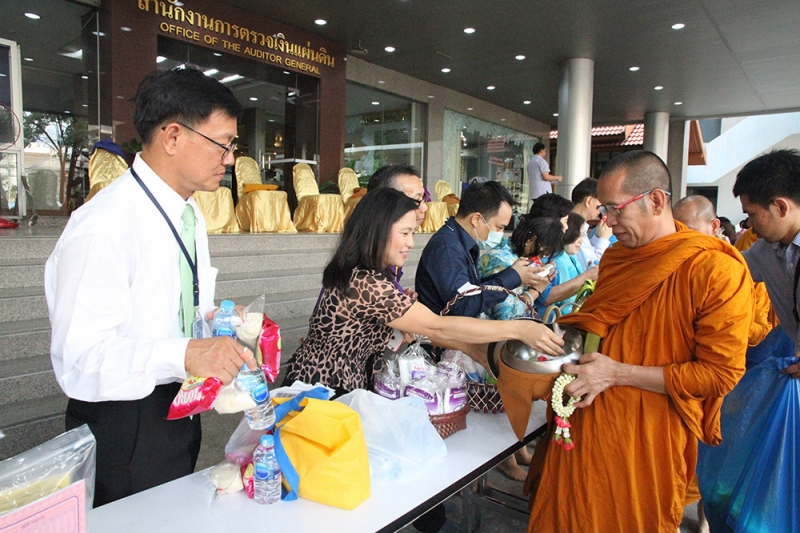 ทำบุญตักบาตรข้าวสารอาหารแห้ง 