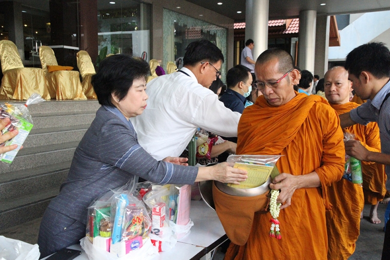 ทำบุญตักบาตรข้าวสารอาหารแห้ง 