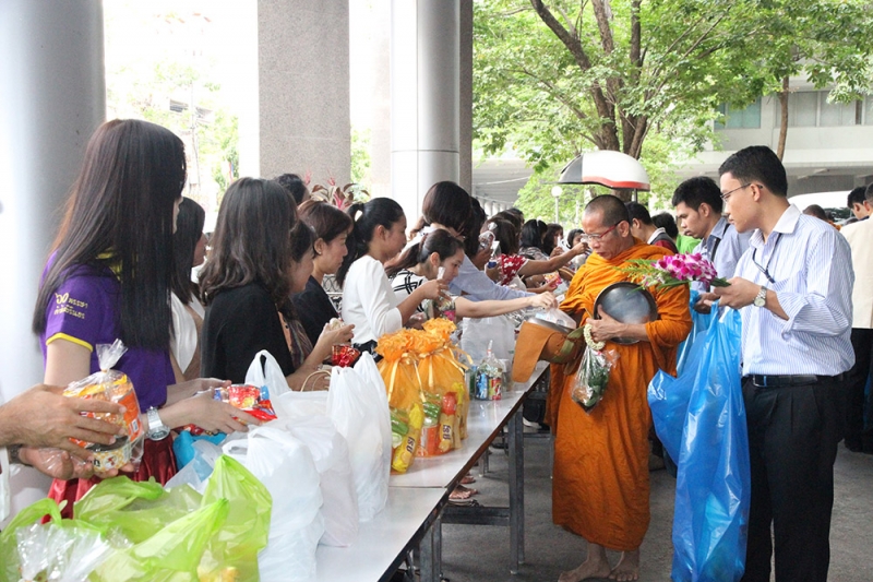 ทำบุญตักบาตรข้าวสารอาหารแห้ง 