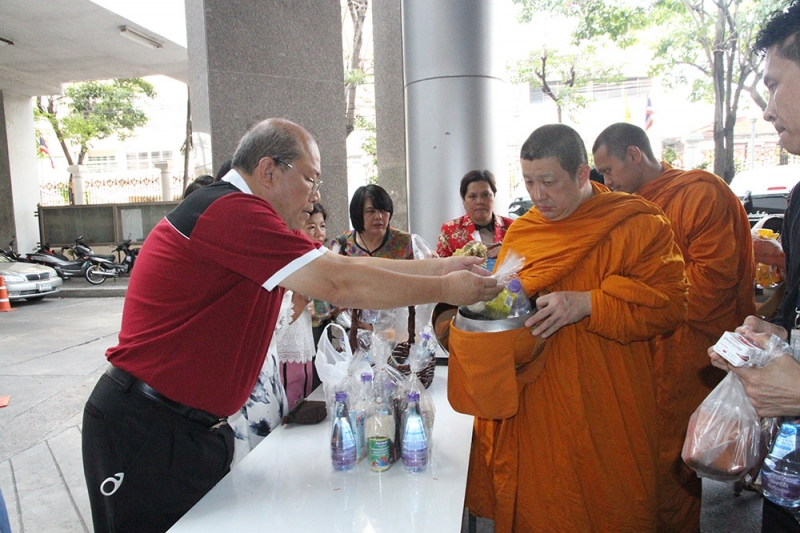 ทำบุญตักบาตรข้าวสารอาหารแห้ง 