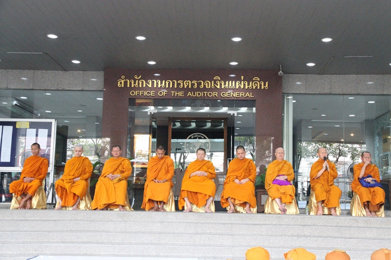 ทำบุญตักบาตรข้าวสารอาหารแห้ง 