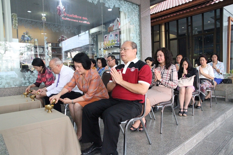 ทำบุญตักบาตรข้าวสารอาหารแห้ง 