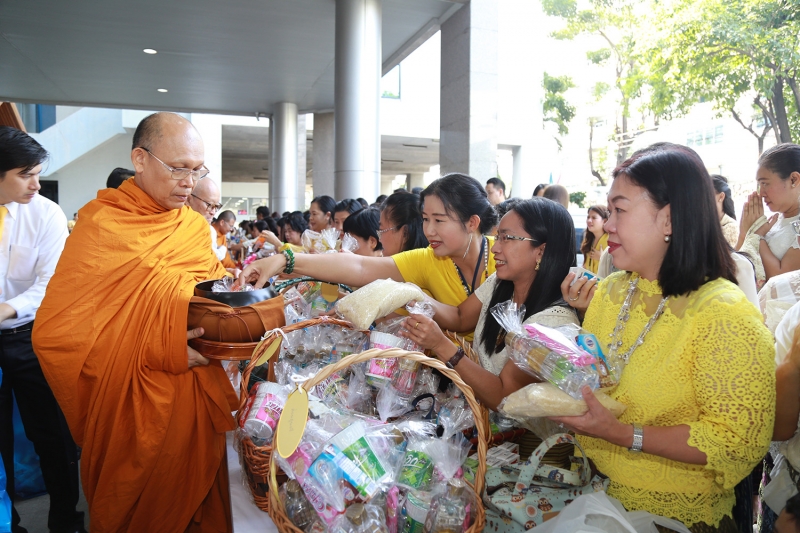 พิธีบำเพ็ญกุศลพระพุทธมนต์และทำบุญตักบาตร เพื่อน้อมอุทิศถวายเป็นพระราชกุศลแด่พระบาทสมเด็จพระปรมินทรมหาภูมิพลอดุลยเดช บรมนาถบพิตร 