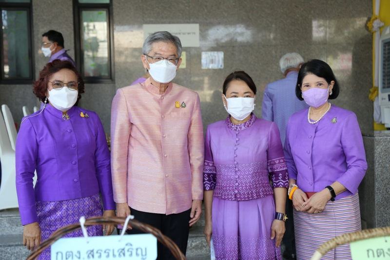 พิธีทำบุญตักบาตรข้าวสารอาหารแห้ง คณะสงฆ์จากวัดเทพธิดารามวรวิหาร พระอารามหลวง เพื่อถวายเป็นพระราชกุศลแด่สมเด็จพระนางเจ้าฯ พระบรมร