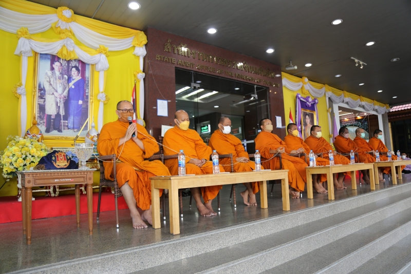 พิธีทำบุญตักบาตรข้าวสารอาหารแห้ง คณะสงฆ์จากวัดเทพธิดารามวรวิหาร พระอารามหลวง เพื่อถวายเป็นพระราชกุศลแด่สมเด็จพระนางเจ้าฯ พระบรมร