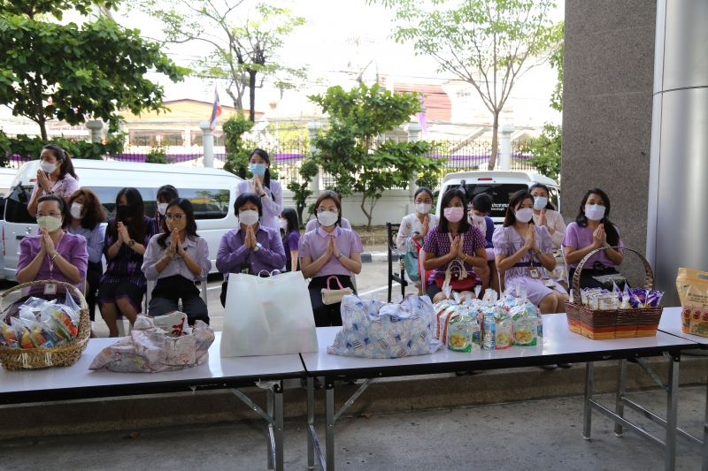 พิธีทำบุญตักบาตรข้าวสารอาหารแห้ง คณะสงฆ์จากวัดเทพธิดารามวรวิหาร พระอารามหลวง เพื่อถวายเป็นพระราชกุศลแด่สมเด็จพระนางเจ้าฯ พระบรมร